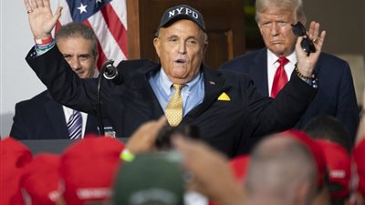 بتهمة التلاعب في نتائج الانتخابات الرئاسية، المدعي الأمريكي يسلم نفسه للسلطات بأتلانتا