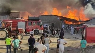 الحماية المدنية تحاول السيطرة على حريق هائل بمصنع كارتون على طريق إسكندرية الصحراوي (صور)