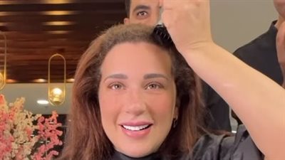 أسما شريف منير تحلق شعرها بالكامل بسبب أزمتها الصحية (صور)