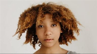  وصفة طبيعية لفرد الشعر المجعد وزيادة نعومته