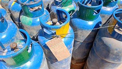 ضبط 120 أسطوانة غاز كبيرة داخل مصنع بدون ترخيص بالبحيرة