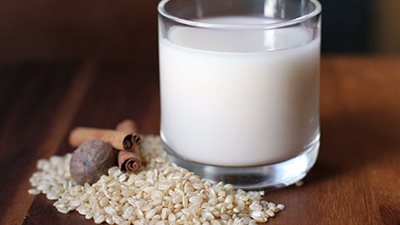 الحل السحري لمشاكل البشرة، فوائد ماء الأرز وطريقة تحضيره واستخدامه