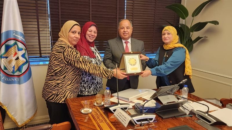 لقاء وزير المالية