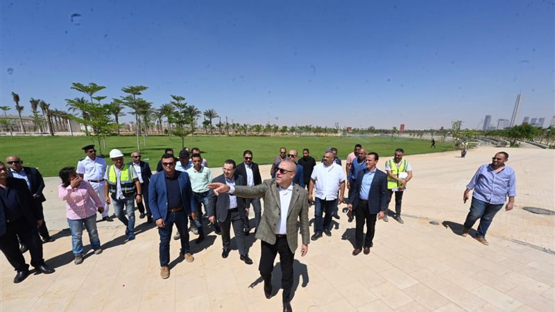 وزير الاسكان خلال