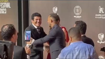 بعد الخلاف القديم، محمد رمضان يصافح باسم سمرة على السجادة الحمراء للقاهرة للدراما (فيديو)
