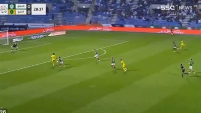 بصناعة محمد شريف، الخليج يتقدم على الاتفاق بالشوط الأول بالدوري السعودي (فيديو) 