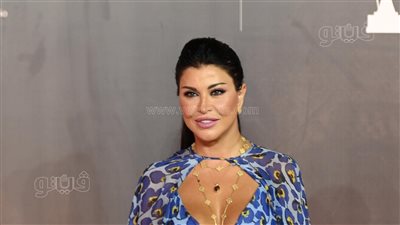 جومانا مراد تقبل لطفي لبيب في حفل مهرجان القاهرة للدراما