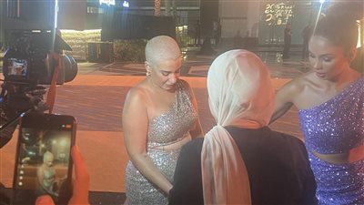 أول ظهور لـ أسما شريف منير في مهرجان الدراما بعد حلق شعرها بالكامل 