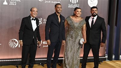 محمد رمضان وصفصف ومحمد سامي يلتقطون صورا تذكارية في مهرجان القاهرة للدراما