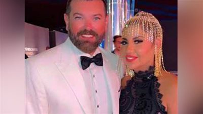 بأحمر شفاه ورموش اصطناعية، بوسي شلبي تحرج عمرو يوسف بمهرجان القاهرة للدراما