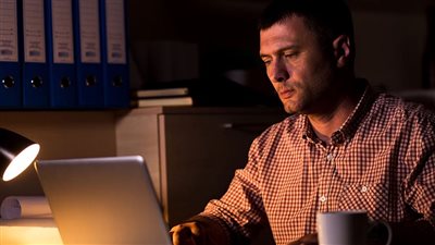 دراسة تحذر من خطر العمل الليلي وتكشف أضراره على الشباب وكبار السن