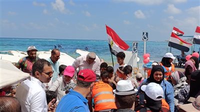 إقبال متوسط على شواطئ الإسكندرية رغم رفع الرايات الخضراء 