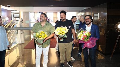 أكرم حسني يحتفل مع نجوم العميل صفر بعرض الفيلم في الإمارات