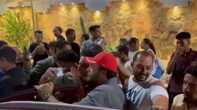 محمد إمام يتسبب في إغلاق الشارع بسبب تدافع الجمهور عليه أثناء تصويره فيلم الأستاذ