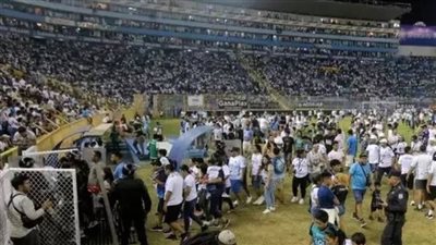 مصرع 12 شخصا وإصابة 80 آخرين في حادث تدافع بمبارة كرة قدم بدولة إفريقية 