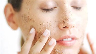 مقشر طبيعي من الشوفان والماء الساخن للتخلص من مشكلات البشرة 