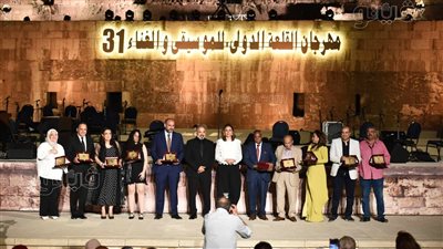 وزيرة الثقافة تكرم 11 شخصية فنية وموسيقية في افتتاح مهرجان القلعة (صور) 