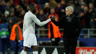 مكالمة مورينيو ولوكاكو تحسم وجهة لاعب تشيلسي