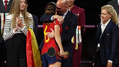 النقابة الدولية للاعبين تدعم جيني هيرموسو في بيان رسمي بعد قبلة المونديال