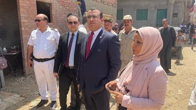 النيابة الإدارية تعاين موقع انهيار منزل داخل عزبة معوض ببني سويف (صور)