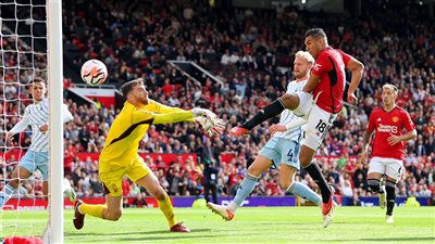 الدوري الإنجليزي، مانشستر يونايتد يفوز على نوتنجهام 3-2 في ريمونتادا مثيرة (صور) 