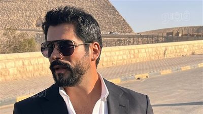 الممثل التركي بوراك أوزتشيفيت يوثق زيارته للأهرامات 