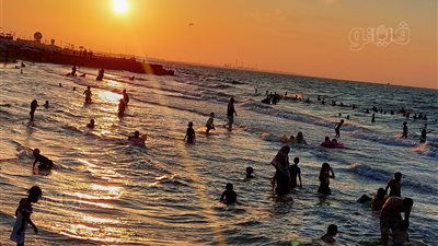 ساحل الغلابة في بورسعيد، شمسية و4 كراسي بـ50 جنيه والمشروبات على قد الإيد (فيديو)