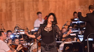 رقصات غجرية مميزة ومقطوعات من عالم آخر بمسرح محكى القلعة (فيديو وصور)