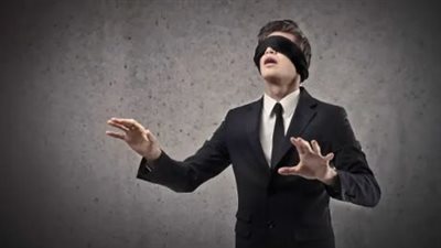 تفسير رؤية شخص أعمى في المنام وعلاقتها بالخسائر المادية والهموم والمتاعب النفسية 