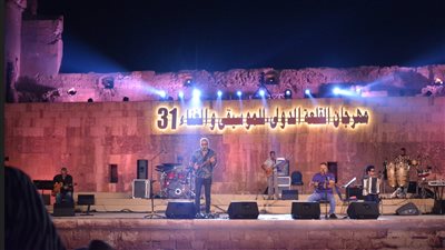 فرقة وسط البلد تقرأ الفاتحة قبل الصعود على خشبة محكى القلعة (فيديو)