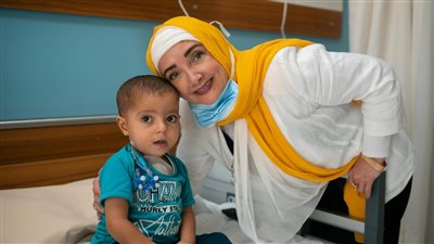 باللعب وتوزيع الهدايا، عايدة الأيوبي في زيارة مبهجة لأطفال مستشفى الناس (صور)