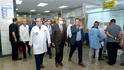 رئيس جامعة المنصورة يتابع حالة المصابين من وفد الجامعة بحادث سوهاج
