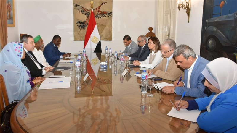 وزيرة الثقافة ووفد