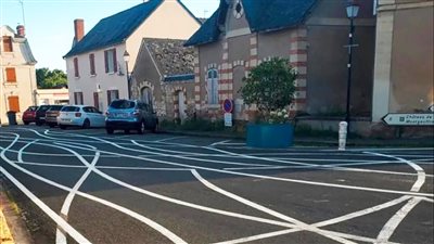 بلدة فرنسية تلجأ لحيلة غريبة من أجل السيطرة علي سرعة السيارات 