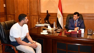وزير الشباب والرياضة يلتقي مصطفى عسل لاعب منتخب الإسكواش 