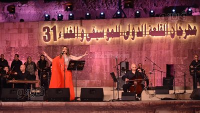 اختلال توازن نادية مصطفى على خشبة محكى القلعة، وأعداد الجمهور تتسبب فى أزمة (فيديو)