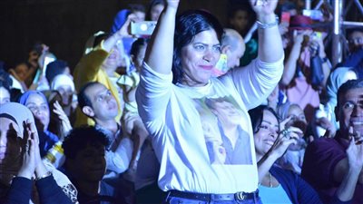 جمهور هاني شاكر يفاجئه بباقات ورد وتيشرتات قبل حفله في مهرجان القلعة (صور)