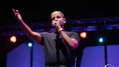 للمرة الأولى، الفنان 