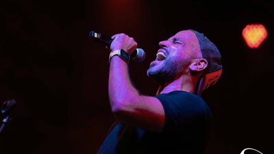  المطرب أبو يتألق على خشبة المسرح المكشوف بمكتبة الإسكندرية