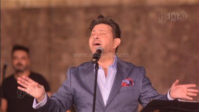 هاني شاكر يغني لـ العندليب فى حفل بمهرجان قلعة صلاح الدين للموسيقى