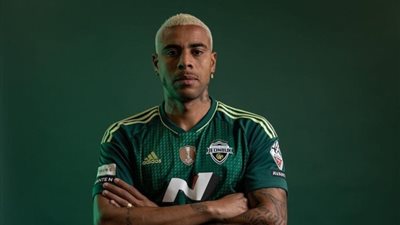 مصدر بالأهلي يكشف حقيقة رفع سعر صفقة سوزا 