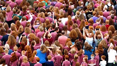 مهرجان بدأ بالصدفة جمع الآلاف من أصحاب الشعر الأحمر (صور)