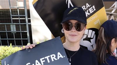 إيمي آدمز تشارك في مظاهرات إضراب ممثلي هوليوود (صور)