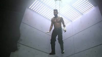 بحبلين مثقوبين في ظهره، ميجيل يؤدي أغنيته الجديدة بطريقة غريبة (فيديو)