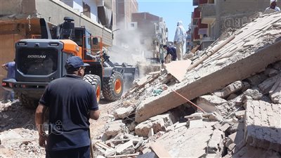 نجاة مواطن في انهيار عقار الإسماعيلية (فيديو وصور) 