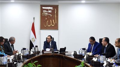 مدبولي يتابع مع وزير التموين جهود توفير السلع الأساسية للمواطنين