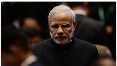 رئيس وزراء الهند يقود طائرة حربية (فيديو)