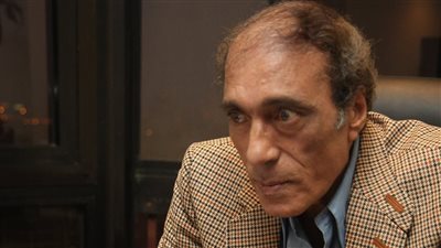 رفض العمل بالنيابة واتهموه بالجاسوسية والسادات منعه من الكتابة.. حكايات من حياة عندليب الصحافة محمود عوض (فيديوجراف)