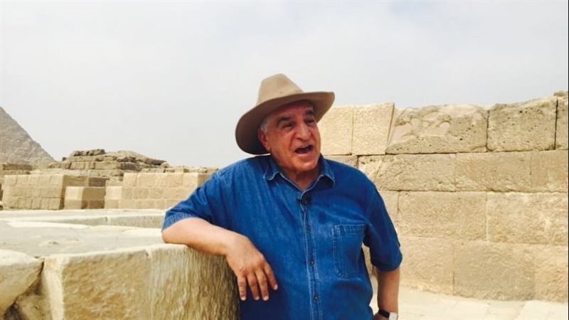 زاهي حواس وتمثال