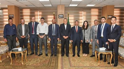 محافظ الشرقية يلتقي أعضاء مبادرة تطوير الصناعة 